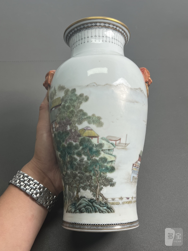 民国  粉彩山水人物双兽耳瓶 - 图6